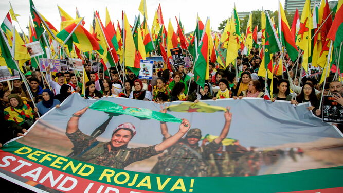 Activistas kurdos protestan en Colinia (Alemania) contra Turquía en Siria.