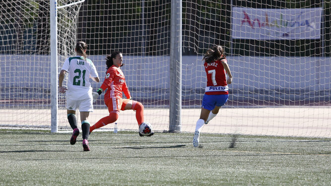 Laura Pérez define ante la meta rival para poner el 1-0 en el marcador