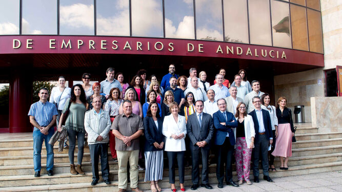 Foto de grupo de representantes de la CEA y Caixabank y participantes del curso