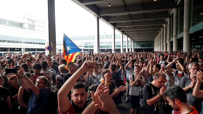 Miles de independentistas en el aeropuerto de El Prat.