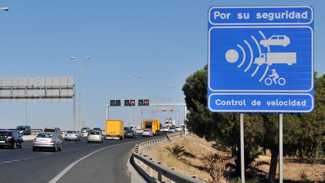 Señal de control de velocidad por radar en el Puente del Centenario en Sevilla.
