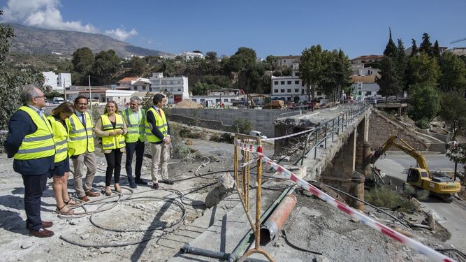 Comienza el derribo del puente de Órgiva para su reconstrucción