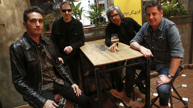 Jacinto Ríos, Víctor Lapido, Tacho González y José Ignacio Lapido posan antes de la entrevista en el Lemon Rock.