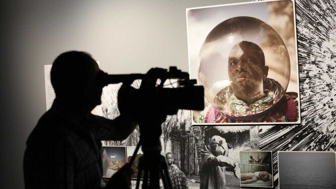 La exposici&oacute;n de la llegada del hombre a la Luna en el Pompidou de M&aacute;laga, en fotos