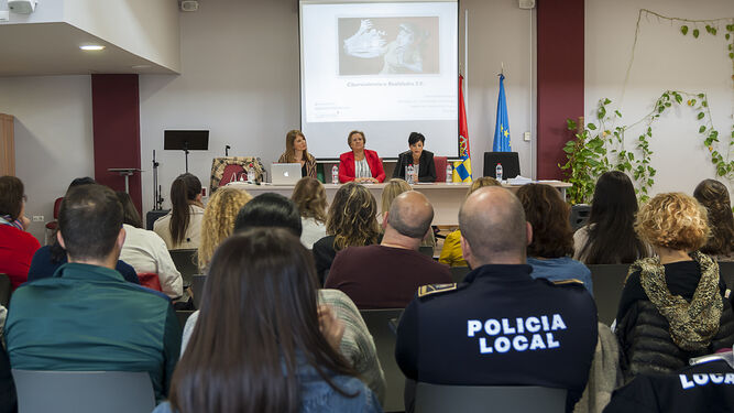 Policías y trabajadores sociales aprenden a combatir el ciberacoso a las mujeres