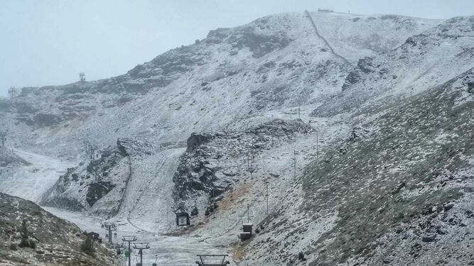 Las primeras nieves en Sierra Nevada a un mes del inicio de la temporada