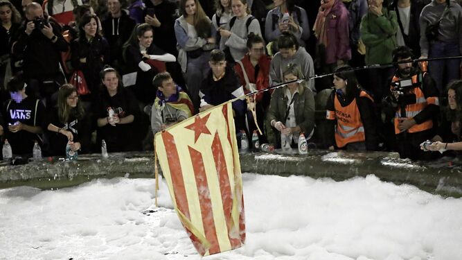 Centenares de personas concentradas este martes en la plaza de España de Barcelona, en la que vertido jabón en la fuente central, convocados por los CDR bajo el lema 'Limpiemos las calles de injusticia'.