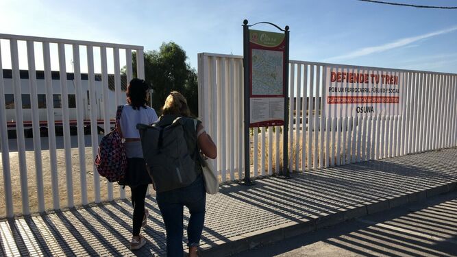 Dos viajeras accediendo a la estación de Osuna tras ser transbordadas en autobús desde Pedrera.