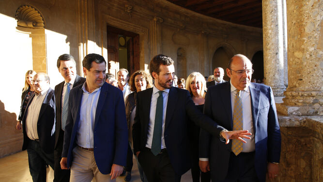 El presidente de la Junta, Juanma Moreno; el líder nacional del PP, Pablo Casado; y el presidente provincial, Sebastián Pérez, durante la visita.
