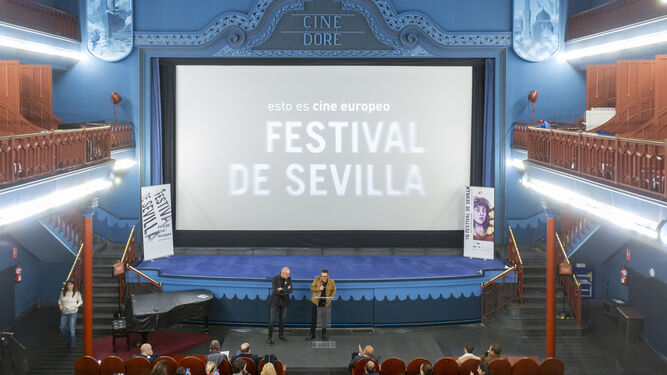 Muñoz y Cienfuegos presentan en el antiguo Cine Doré (Filmoteca Nacional) el Festival de Sevilla.