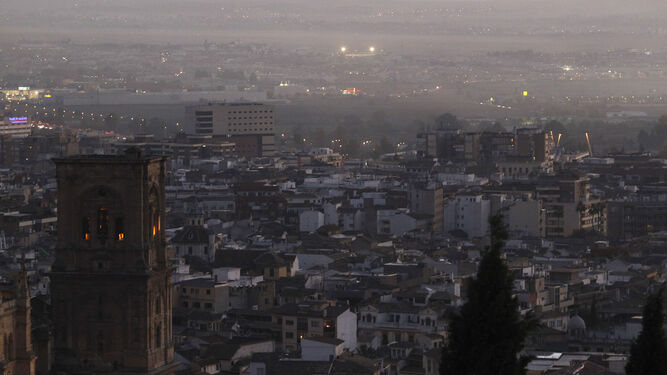 Granada y su sempiterna 'boina' de contaminación que pulula por el aire