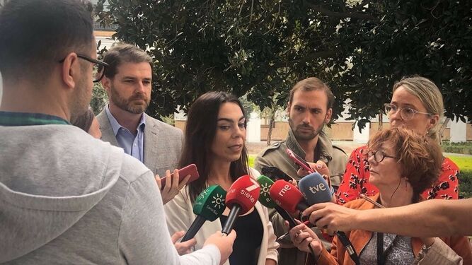 La portavoz parlamentaria de Ciudadanos, Teresa Pardo, atiende a los medios.