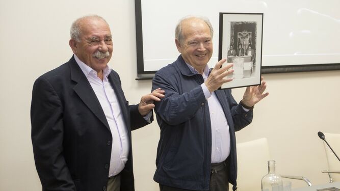 Antonio Zoido entrega a Manuel Herrera Rodas una fotografía del acto fundacional de la Bienal de Flamenco.