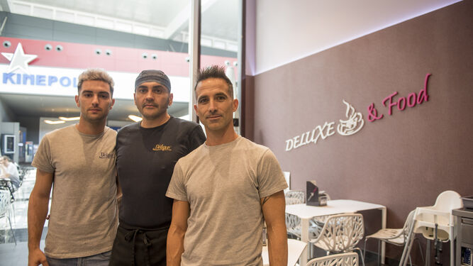De izquierda a derecha: Daniel Escobar, Francisco Javier Domenech y Jorge Cortacero, parte del equipo de este negocio ubicado en en el Centro Comercial Nevada.