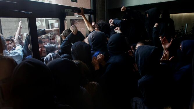 Detractores y partidarios del paro en la Universidad Pompeu Fabra, el pasado martes.