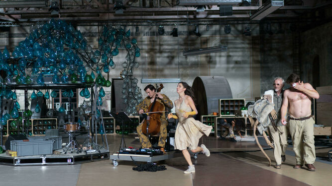 Jan Lauwers, artista plástico además de actor y director de escena, ha realizado una auténtica instalación en el escenario con decenas de objetos de vidrio soplado de Hebrón.