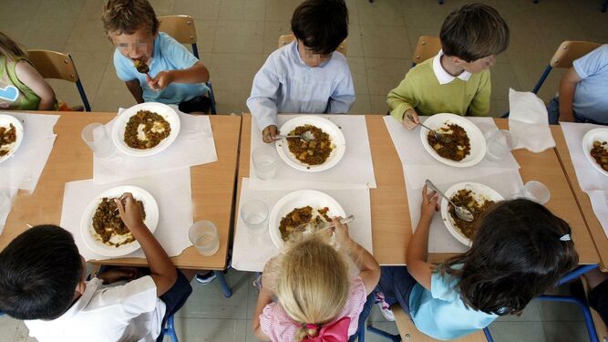 Alumnos de Educación Infantil dan cuenta de los menús del almuerzo en un centro escolar de Andalucía.