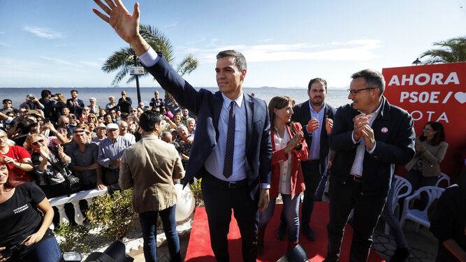 El secretario general del PSOE y candidato a la Presidencia del Gobierno, Pedro Sánchez, en Los Alcázares (Murcia) este jueves por la mañana.