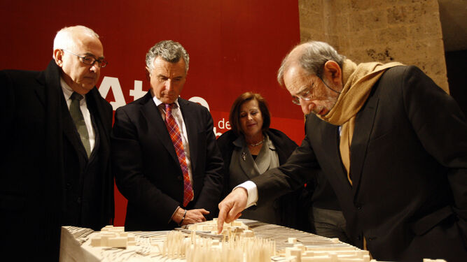 Álvaro Siza enseñando la maqueta del Atrio de la Alhambra