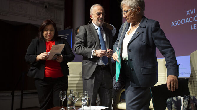 Santiago Muñoz Machado, director de la RAE, junto a Paz Battaner, directora del Diccionario de la Lengua Española, y la directora de la Academia Guatemalteca de la Lengua, Raquel Montenegro.
