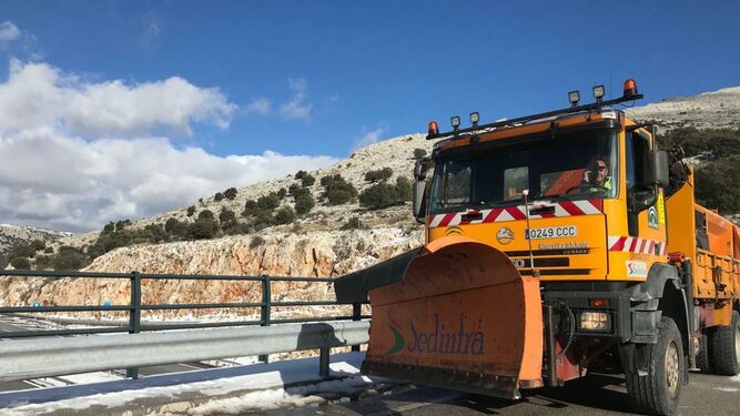 5.800 tonelada de sal para evitar retenciones por nieve en Granada