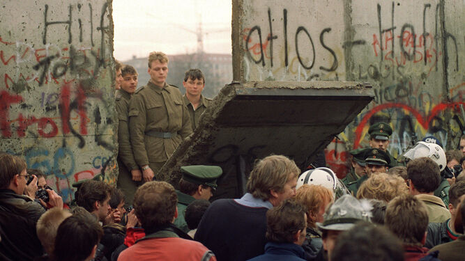 Momento de la demolición del Muro de Berlín desde la parte de la Alemania del este.