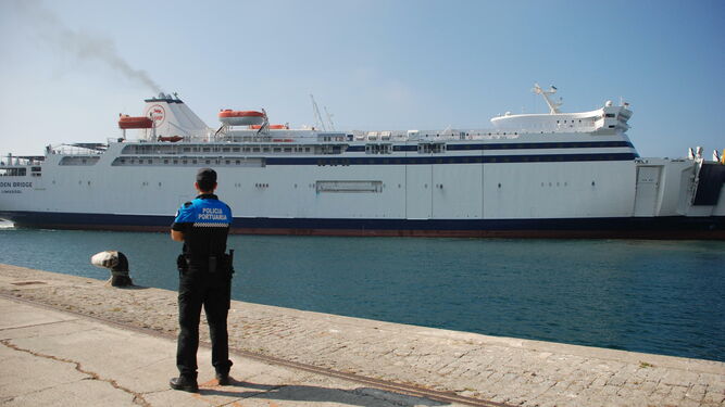 Imagen de archivo del ferry Melilla-Motril, en el que ha muerto un inmigrante tras intentar colarse como polizón.