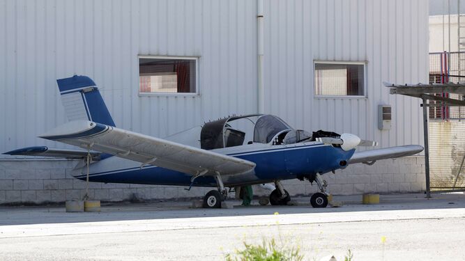 Imagen de una avioneta abandonada en un aeropuerto