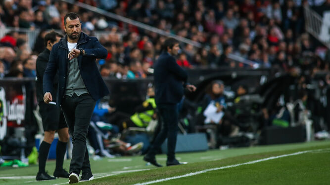 Diego Martínez mira el reloj en los minutos finales del duelo disputado en Valencia.