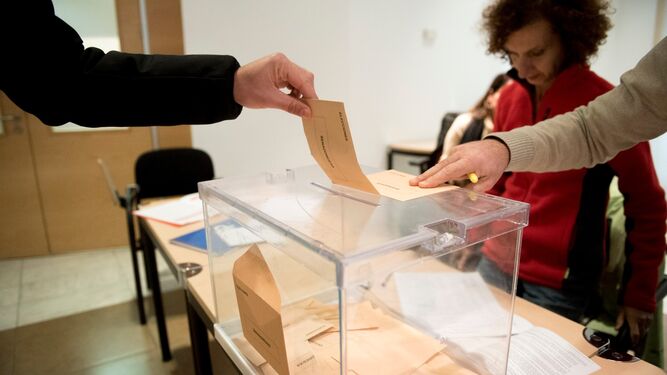 La jornada de elecciones en Granada, en im&aacute;genes