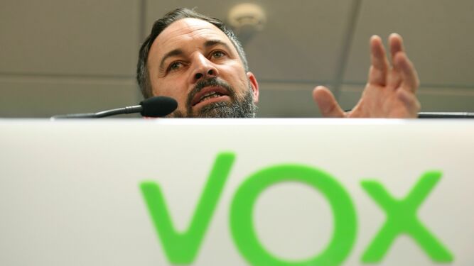 El presidente de Vox, Santiago Abascal, en  rueda de prensa este lunes en la sede nacional de Vox en Madrid.
