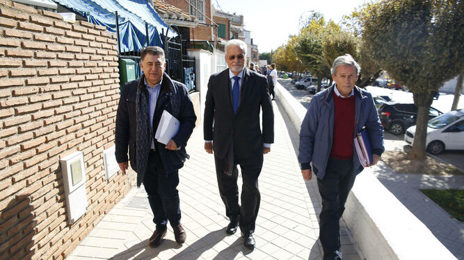 Jesús Maeztu (centro), junto a Manuel Martín, en su paseo por la barriada de La Paz