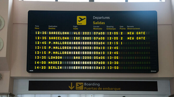 Panel de salidas del Aeropuerto de Granada con destinos nacionales e internacionales