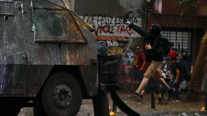 Manifestantes se enfrentan con las Fuerzas Especiales de Carabineros en Santiago de Chile.