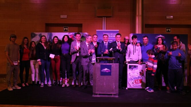Foto de familia de los premiados y responsables políticos y deportivos de la gala.