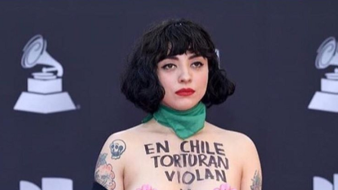 Mon Laferte desnuda en los Grammy latinos por la violencia en Chile