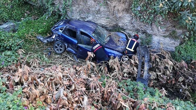 Rescatan a un conductor atrapado tras caerse con el coche por un desnivel en la Costa de Granada