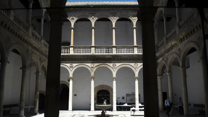 Patio del Hospital Real, sede del Rectorado de la Universidad de Granada.