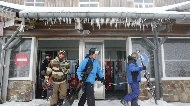 Sierra Nevada : Un primer día de esquí a medio gas condicionado por un fuerte temporal