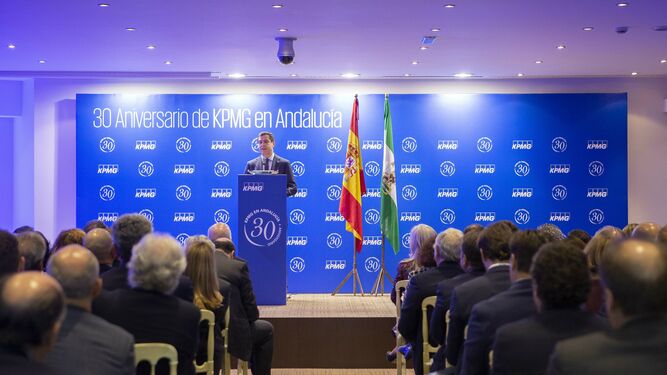 El presidente de la Junta, Juanma Moreno, interviene en el acto del 30º aniversario de KPMG.