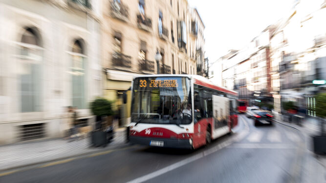 El 33 es el modelo de ruta a copiar para ampliar recorridos interurbanos en Granada