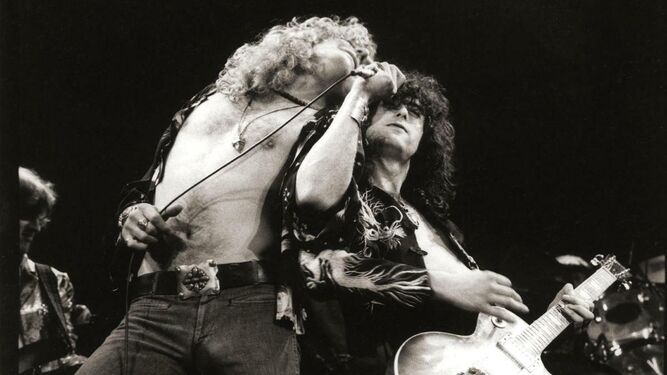 Robert Plant y Jimmy Page, cantante y guitarrista de Led Zeppelin, en icónica pose durante uno de los conciertos de la banda.