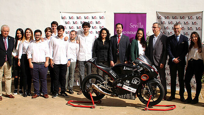 Presentación de la moto eléctrica del proyecto USRacing en el Colegio de Ingenieros Industriales de Andalucía Occidental .