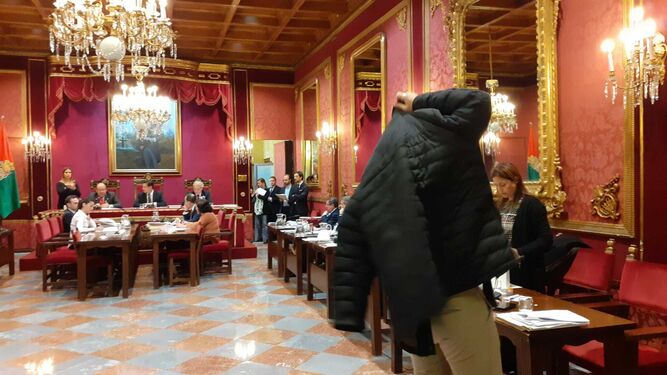 Onofre Miralles (Vox) se pone su chaquetón para marcharse del Pleno, mientras Sebastián Pérez intenta disculparse