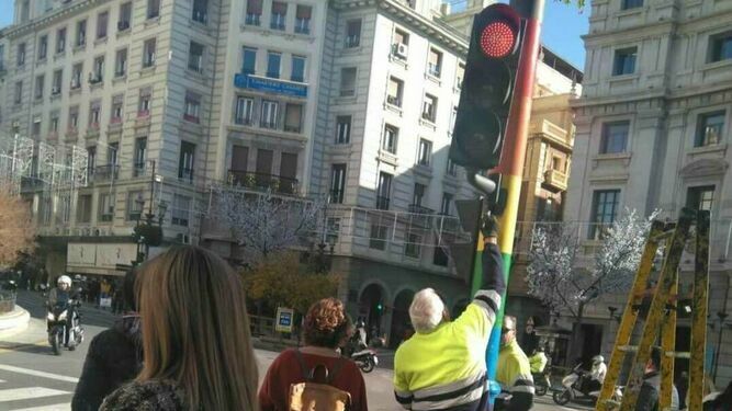 Una protesta 'pintará' de nuevo los semáforos de Granada con la bandera LGTBI+
