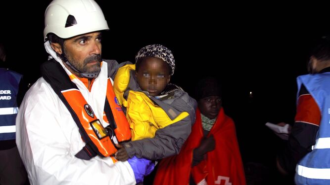 El menor rescatado en una de las dos pateras que han sido trasladadas al Puerto de Motril.