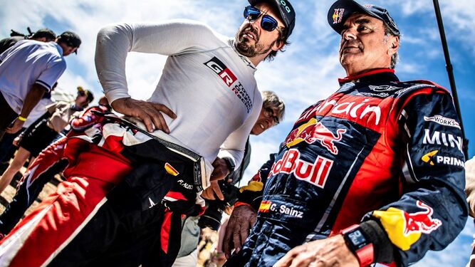 Fernando Alonso (Toyota) y Carlos Sainz (Mini), al acabar el Rally de Marruecos, el pasado octubre.
