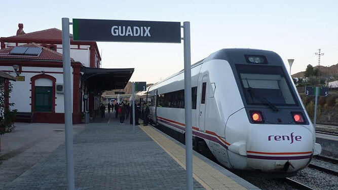 Tren de Media Distancia procedente de Almería recoge y deja pasajeros en Guadix