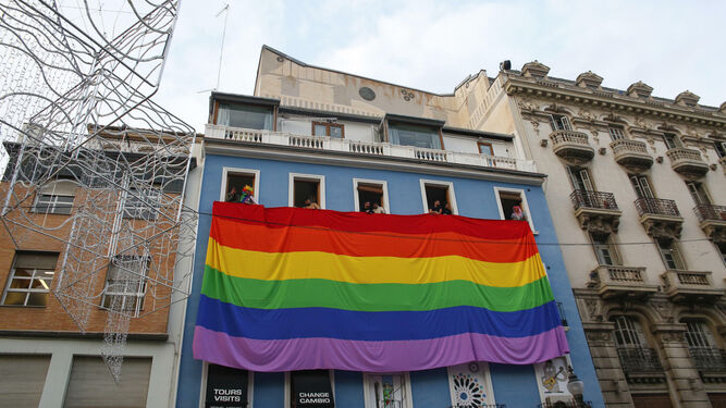 Del conflicto de los semáforos a una bandera LGTBI gigante en la fachada de un edificio en el centro de Granada