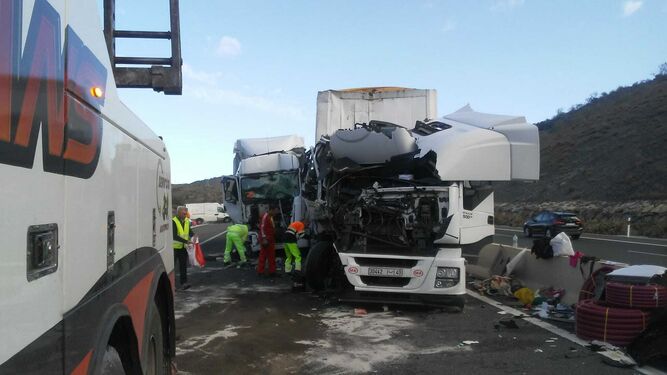 Camiones implicados en el accidente de la autopista de las Pedrizas, esta mañana en Málaga.